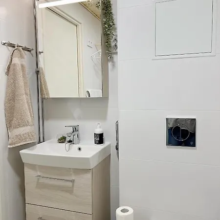 Cozy 1 Bedroom With Free Parking